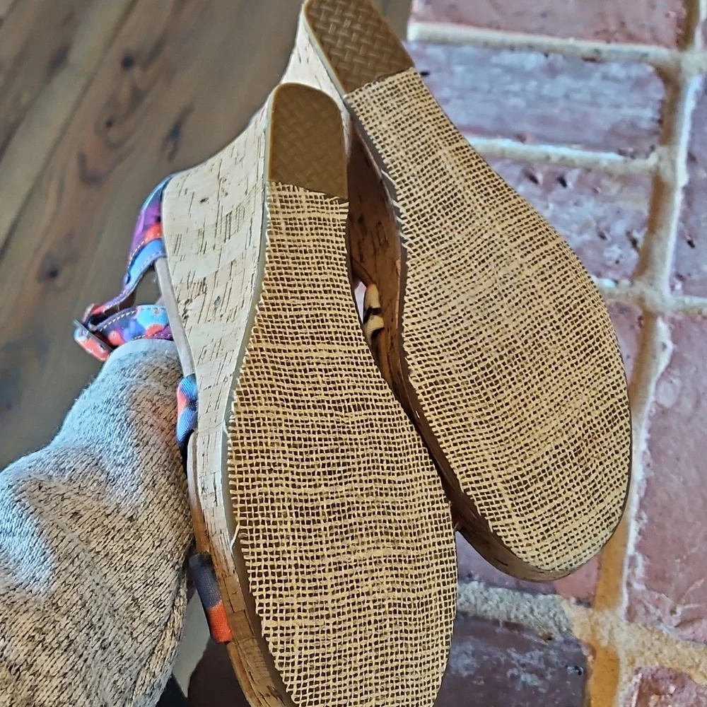 NWOB Toms Espadrille Wedge Size 11 Floral